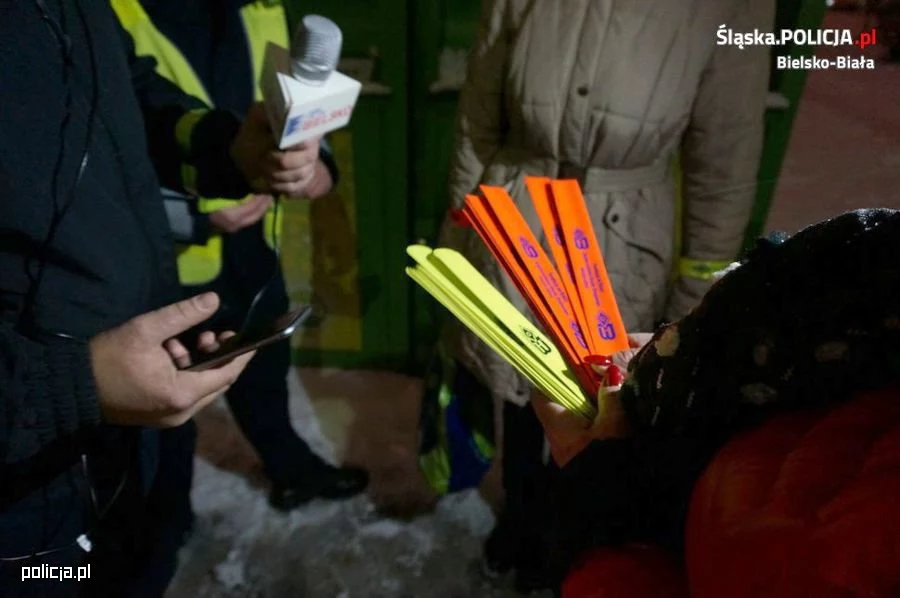 Policjanci uświadamiali pieszym, jak ważne jest noszenie odblasków