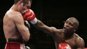 Floyd Mayweather Jr. (z prawej) w 2007 roku pokonał na punkty Oscara De la Hoyę