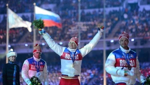 Aleksander Legkow (w środku) jest zszokowany decyzją MKOl