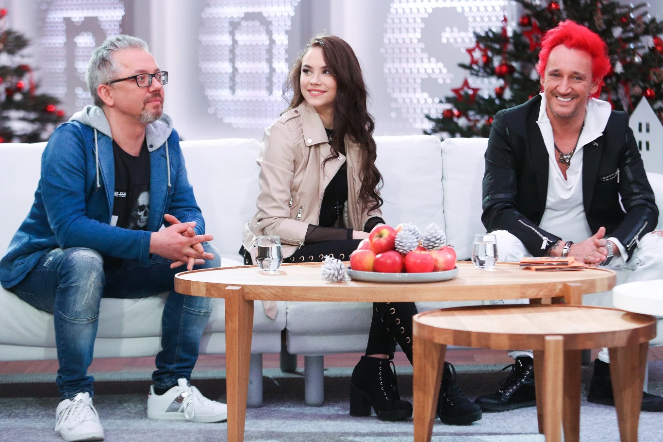 "Pierwiastek z dziewięciu" to pierwsza płyta Ich Troje nagrana z nową wokalistką, 20-letnią Agatą Buczkowską, którą szersza publiczność może pamiętać z telewizyjnego programu "The Voice of Poland".