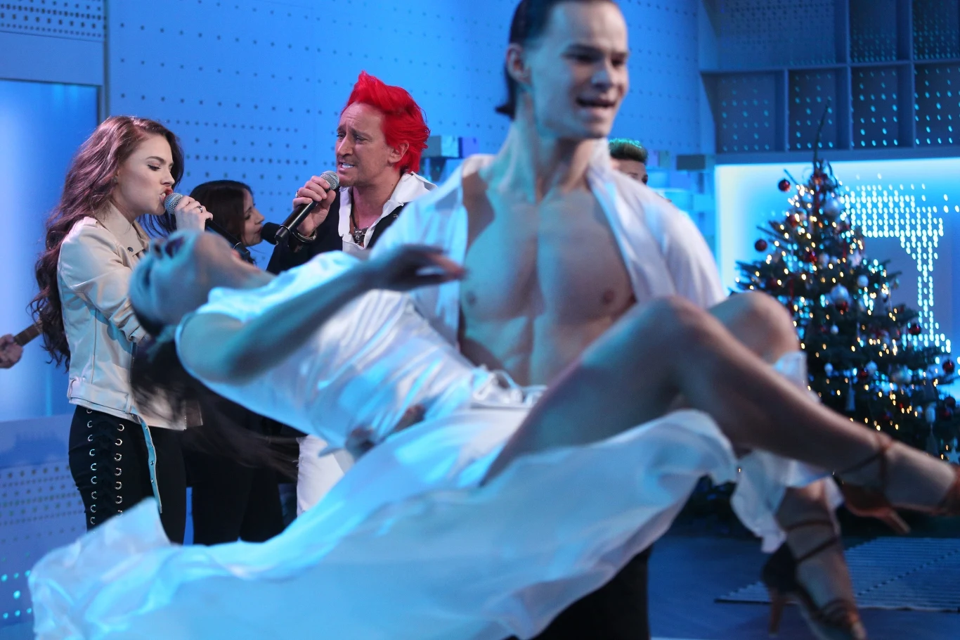 Ich Troje na przełomie XX i XXI wdarli się na szczyt list przebojów, stając się najbardziej popularnym zespołem w Polsce. Na przekór mediom, które początkowo nie chciały grać ich piosenek, odnieśli spektakularny sukces, sprzedając łącznie trzy miliony płyt. Największym bestsellerem stał się album "Ad. 4" (2001), który rozszedł się w blisko milionowym nakładzie.