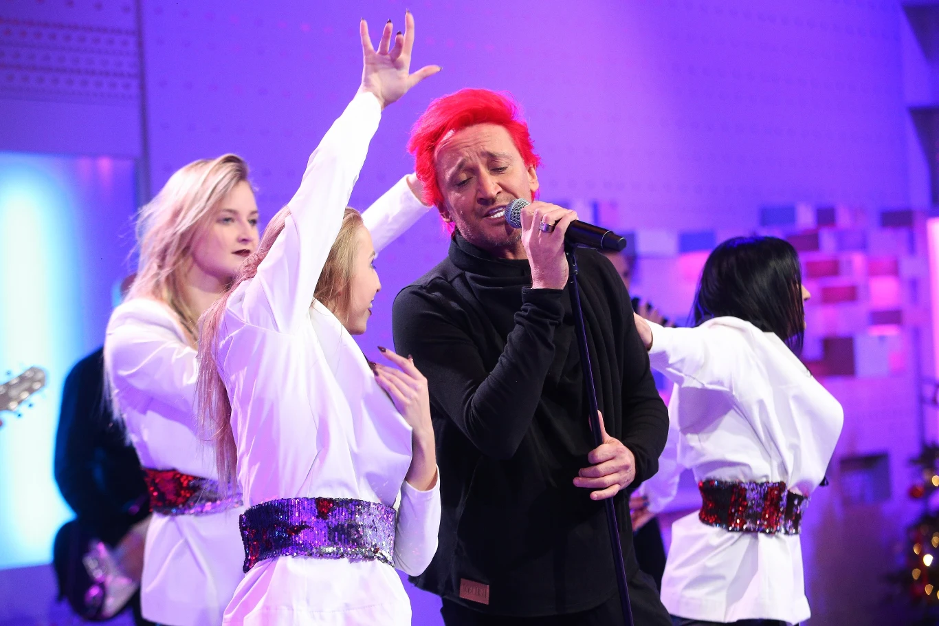 Specjalnym bonusem na płycie "Pierwiastek z dziewięciu" jest utwór "Letnia przygoda". Po sesjach do nowego wydawnictwa klawiszowiec zespołu Marek Błaszczyk "jamował" z kolegami m.in. wykorzystując repertuar Piotra Bukartyka. "Lekkość tego pastiszu dopadła nas wszystkich i stwierdziliśmy, że piękna pogoda jest wystarczającym powodem aby ten nigdzie dotąd nie zarejestrowany utwór - nagrać" - przekonują muzycy Ich Troje. Autor piosenki zgodził się na nagranie nowej wersji, dlatego "Letnia przygoda" znajdzie się na płycie Ich Troje.