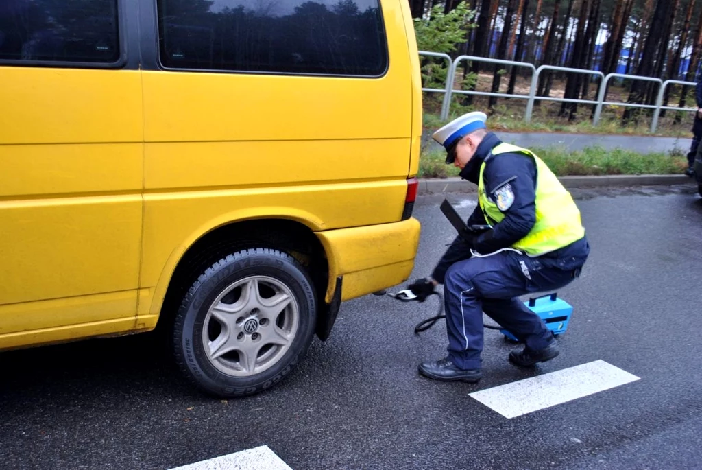 Policjanci kontrolują spaliny