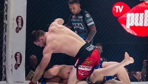 Szymon Kołecki (na górze) w takim stylu pokonał w debiucie Dariusza Kazimierczuka