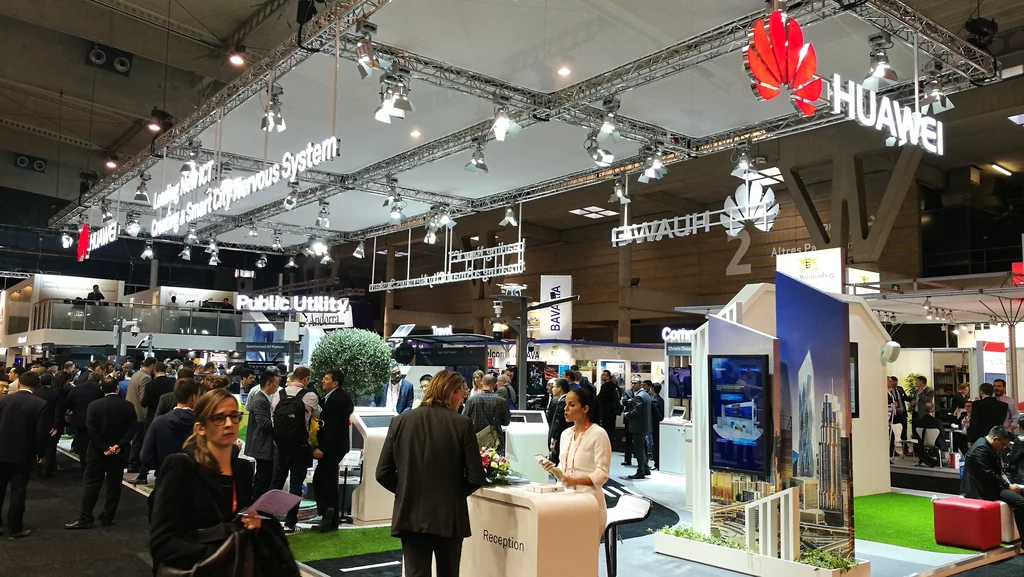 Fotografia z targów, na których przedstawiono nowe rozwiązania technologiczne Huaweia Fotografia z targów, na których przedstawiono nowe rozwiązania technologiczne Huaweia