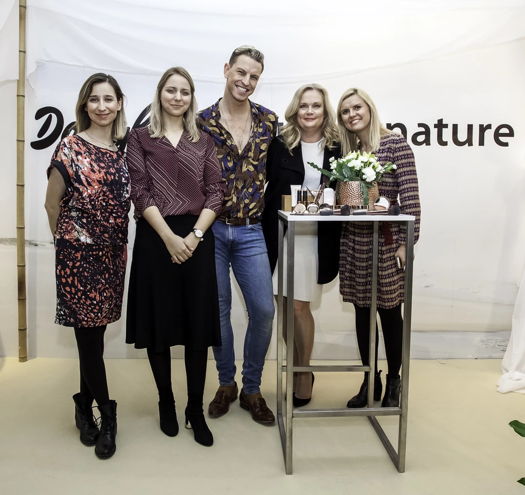 Dowiedzieliśmy się także, że skład pudrów, podkładów i bronzerów Nude by Nature wolny jest od toksyn, parabenów i silikonu, a produktów nie testowano na zwierzętach. Dowiedzieliśmy się także, że skład pudrów, podkładów i bronzerów Nude by Nature wolny jest od toksyn, parabenów i silikonu, a produktów nie testowano na zwierzętach.