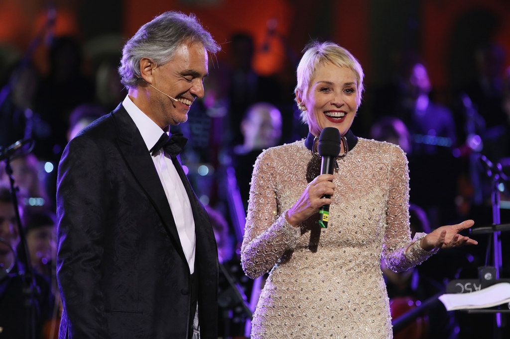 Andrea Bocelli (na zdjęciu z aktorką Sharon Stone) zaśpiewa w Poznaniu w 2019 r.