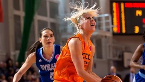 Koszykarka CCC Polkowice Elina Babkina (P) i Sonja Petrovic (L) z Dynama Kursk