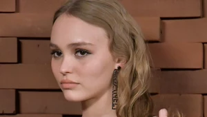 Lily-Rose Depp na ściance bez bielizny