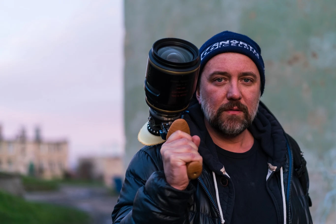 "Ciemno, prawie noc" wyprodukują Leszek Bodzak i Aneta Hickinbotham ze studia Aurum Film, producenci wielokrotnie nagradzanej "Ostatniej Rodziny". Scenariusz filmu Ciemno, prawie noc" to wspólne dzieło Magdaleny Lankosz i Borysa Lankosza, które zręcznie łączy elektryzującą historię kryminalną z elementami kina grozy.