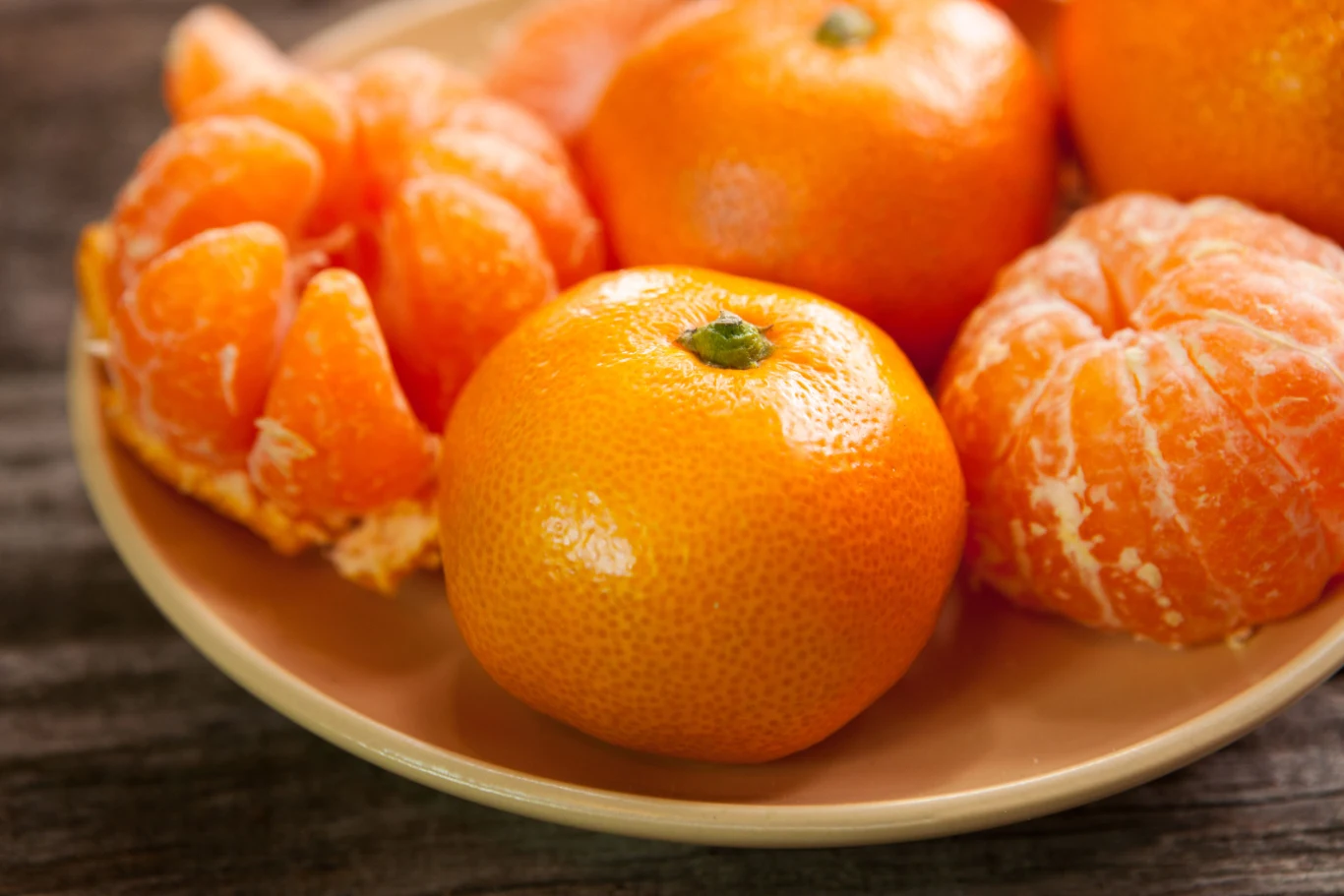 Mandarynki są zdrowe i smaczne. Warto jednak pamiętać, że nie wszyscy powinni po nie sięgać. 