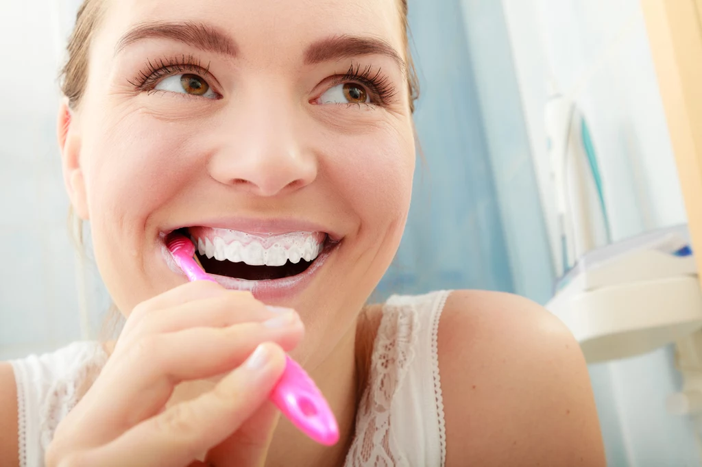 Pastę do zębów możesz z powodzeniem wykorzystać, jako środek czyszczący lub neutralizator zapachów