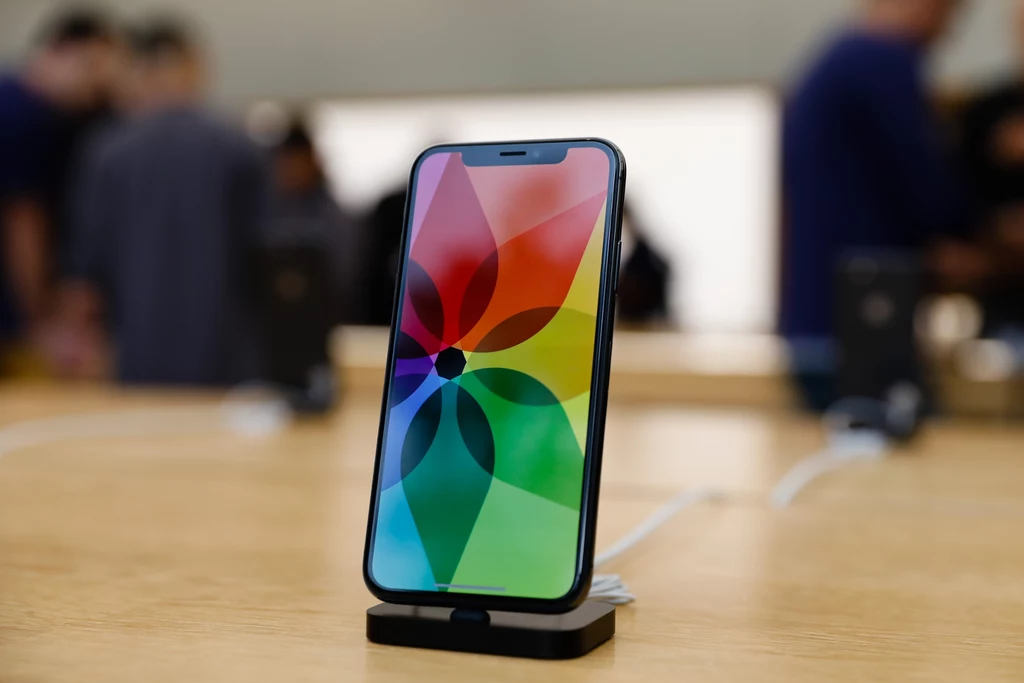 iPhone X jest pierwszym smartfonem Apple wyposażonym w ekran OLED