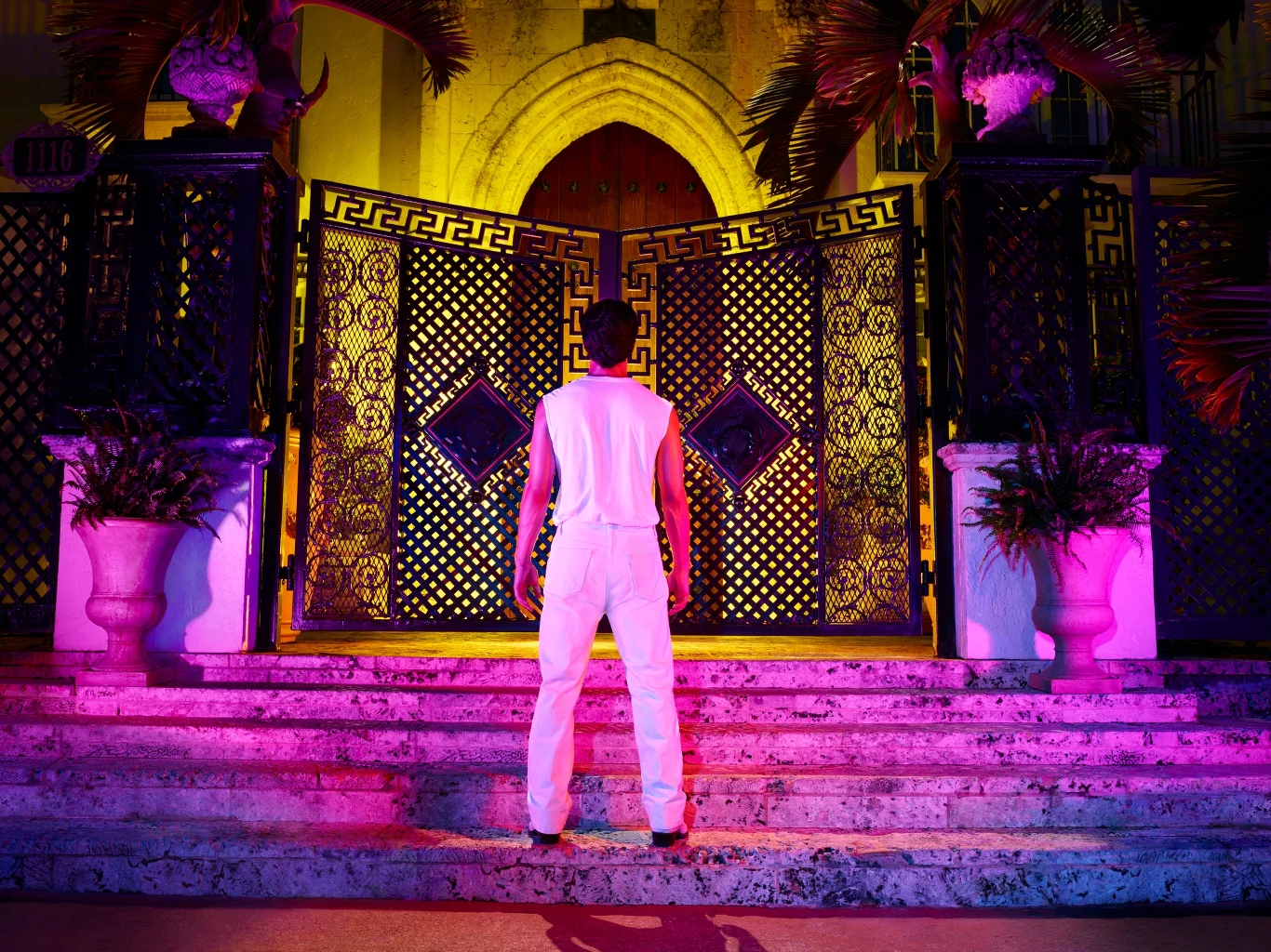 Ryan Murphy wraca z kolejnym sezonem "American Crime Story". Tym razem producent postanowił opowiedzieć historię zabójstwa słynnego projektanta mody Gianniego Versace, który został zastrzelony przez seryjnego mordercę Andrew Cunanana przed bramą swojej posiadłości w Miami Beach w lipcu 1997 roku. Scenariusz oparty został o książkę “Vulgar Favors: Andrew Cunanan, Gianni Versace, and the Largest Failed Manhunt in U.S. History” napisaną przez Maureen Orth.