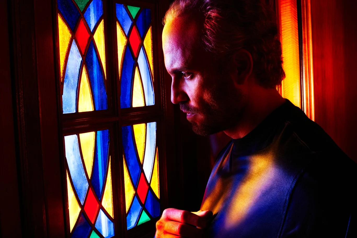 W dniu zabójstwa, 15 lipca 1997 roku chwilę po godz. 8 rano, największe stacje informacyjne przerwały ramówki, aby nadawać relację na żywo. Niektóre z nich trwały nawet 24 godziny. W tym dniu świat zamarł, a każdy zastanawiał się, jakie motywy miał Cunanan? Jak się później okazało Versace był ostatnią, piątą ofiarą mordercy.