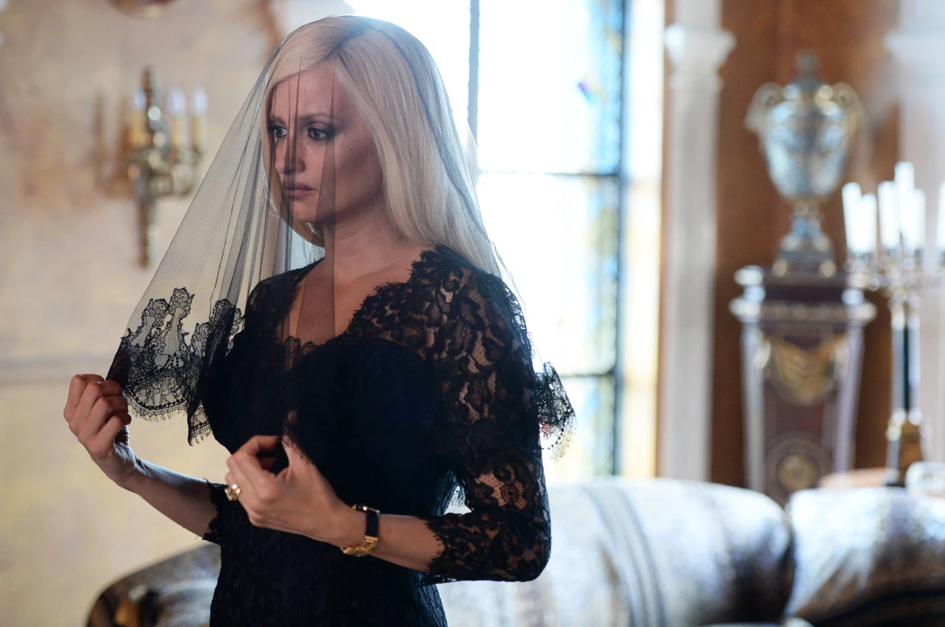 Dla Penélope Cruz - pierwszej hiszpańskiej aktorki w historii nominowanej do Oscara, rola w "‘American Crime Story: Zabójstwo Versace" będzie serialowym debiutem.

Twórca serialu, Ryan Murphy, w rozmowie z "Variety" zaprzeczył prasowym spekulacjom, aby do roli Donatelli Versace przymierzana była wcześniej Lady Gaga. Piosenkarce, która współpracowała już z Murphym przy serialu “American Horror Story: Hotel", trudno byłoby dopasować grafik do wymagającego, trwającego prawie pół roku okresu zdjęciowego - przyznał Murphy.