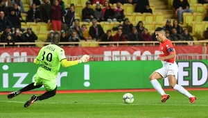 Mamadou Samassa interweniuje w starciu z Radamelem Falcao