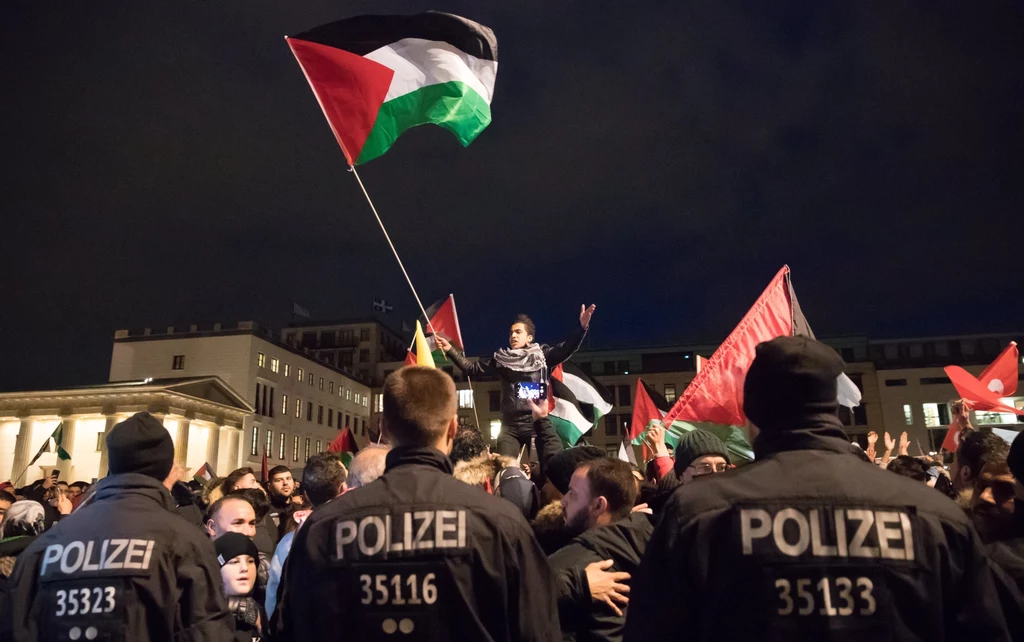 W Berlinie trwają protesty przeciw decyzji Trumpa w sprawie Jerozolimy W Berlinie trwają protesty przeciw decyzji Trumpa w sprawie Jerozolimy