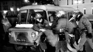 Na zdjęciu: Grupa rekonstrukcyjna prezentuje realia stanu wojennego