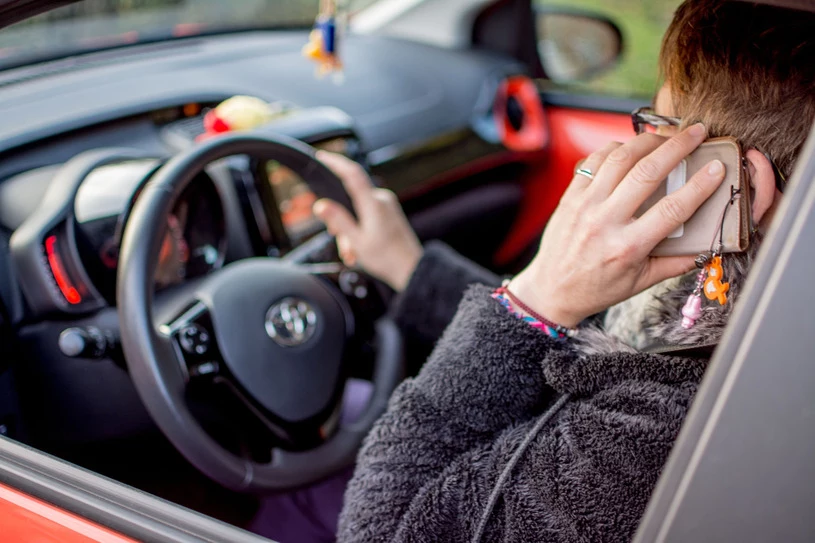 Rozmawianie przez telefon podczas jazdy znacząco pogarsza nasze możliwości reakcji na sytuację na drodze