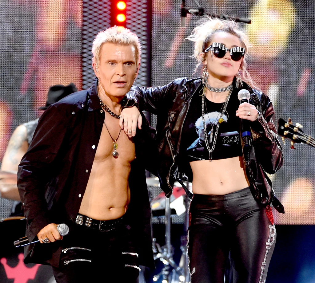 Billy Idol (na zdjęciu z Miley Cyrus) będzie gwiazdą Festiwalu Legend Rocka 2018 Billy Idol (na zdjęciu z Miley Cyrus) będzie gwiazdą Festiwalu Legend Rocka 2018
