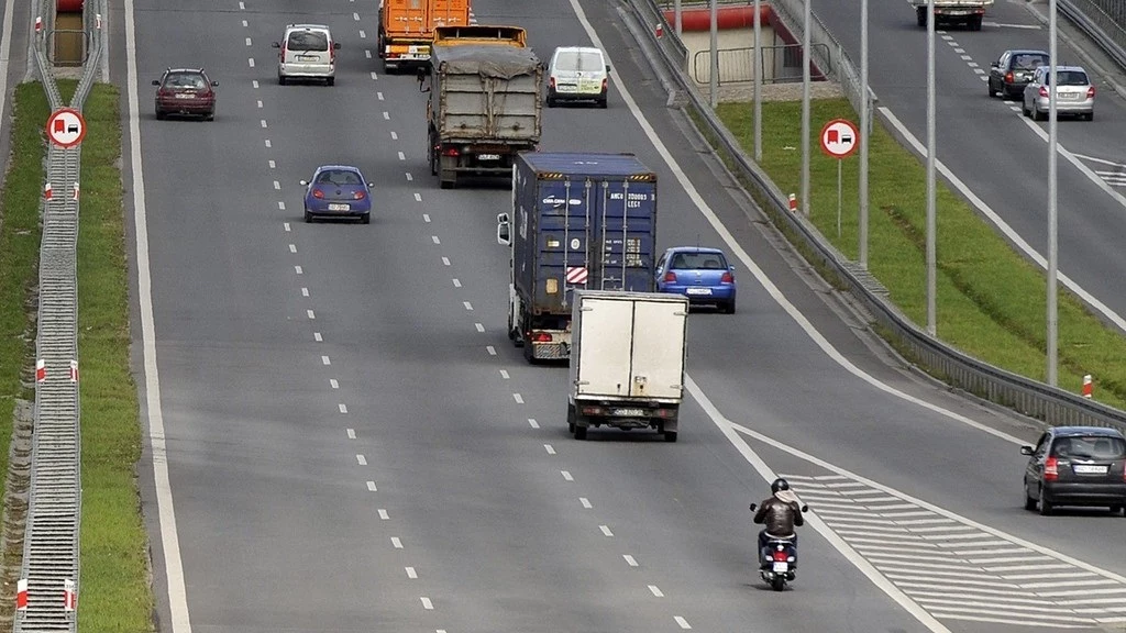 Zmiana pasa z pasa włączania to tylko z pozoru prosty, niebudzący kontrowersji, manewr