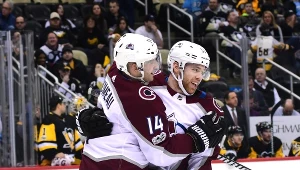 Blake Comeau (z lewej) i J.T. Compher z Colorado Avalanche cieszą się po bramce w meczu z Pittsburgh Penguins