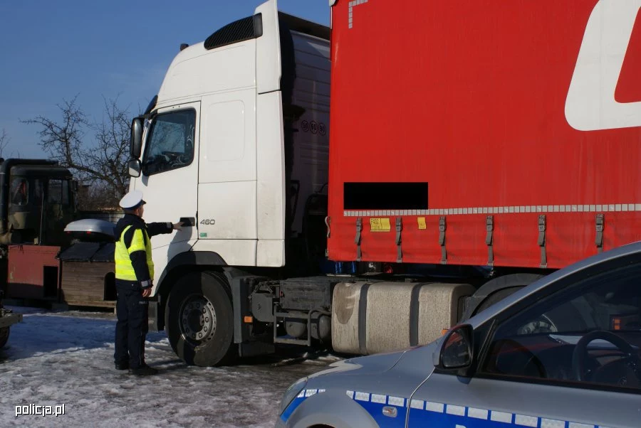 Kierowca zasnął, na szczęście wjechał w bariery, a nie inne auto