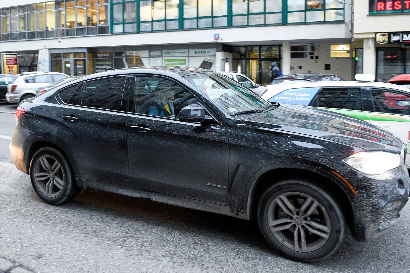 Dorota R. odjeżdża spod gmachu sądu Dorota R. odjeżdża spod gmachu sądu