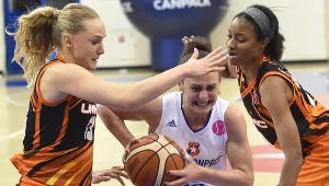 Koszykarka Wisły CanPack Kraków Tamara Radocaj (C) oraz Jelena Biegłowa (L) i LaToya Sanders (P) z UMMC Jekaterynburg