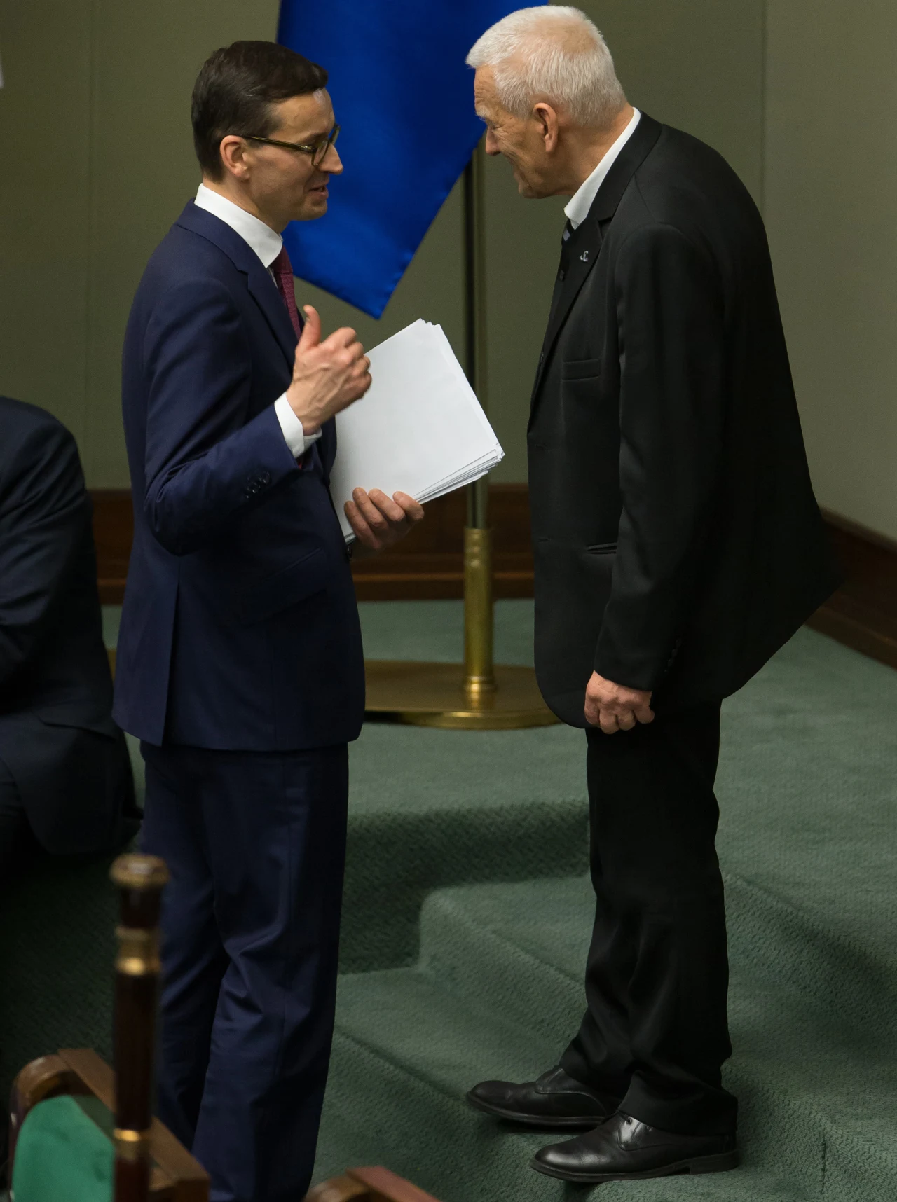 Mateusz Morawiecki i Kornel Morawiecki na sali sejmowej