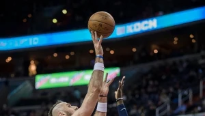 Marcin Gortat w starciu z Jamesem Ennisem III z Memphis Grizzlies 