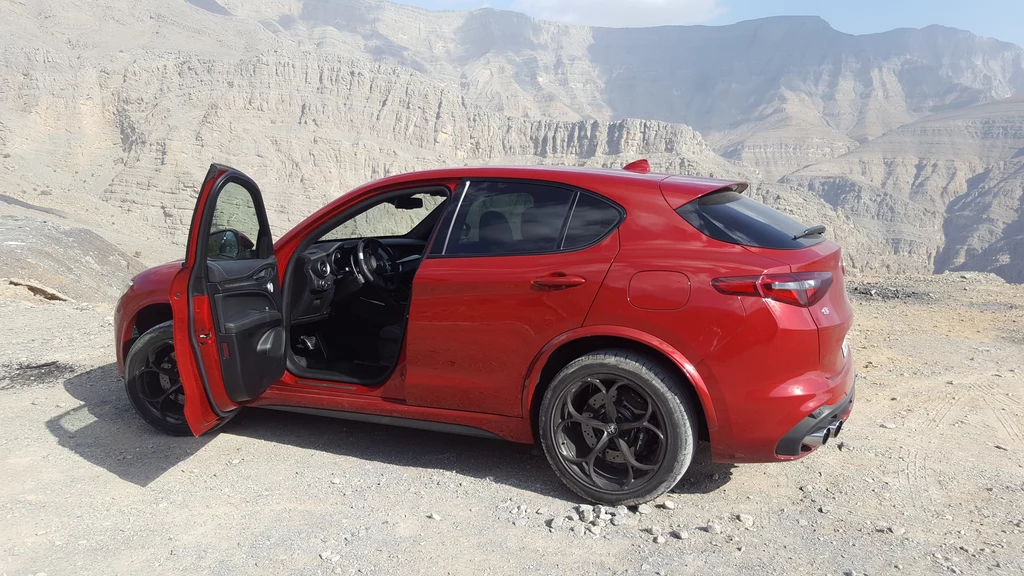 Alfa Romeo Stelvio Quadrifoglio na górskiej słynnej drodze Jebel Jais