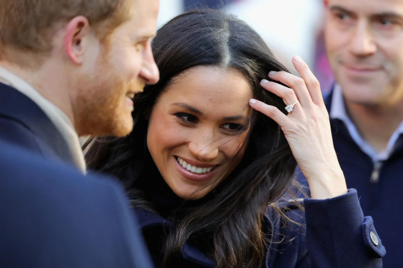 Ekstatyczne reakcje wzbudził nie tylko szeroko komentowany pierścionek zaręczynowy Meghan. Podobną euforię wywołują jej stylizacje i poszczególne elementy garderoby. Brązowo-granatowa torebka w stylu retro, z którą sfotografowano ją w czasie oficjalnego ogłoszenia zaręczyn, wyprzedała się w błyskawicznym tempie. Podobnie jak elegancka zielona sukienka, którą miała na sobie podczas pierwszego wywiadu, tuż po zaanonsowaniu światu nowiny o zaręczynach. Kobiety na całym świecie masowo zaczęły naśladować również jej minimalistyczny, dyskretny makijaż, a kliniki medycyny estetycznej wciąż przyjmują zamówienia od pań pragnących posiadać podobny do aktorki nos. Nie bez przyczyny mówi się obecnie o swoistym "efekcie Meghan", czyli analogicznym zjawisku do niegdysiejszej fascynacji księżną Kate.

(PAP Life)