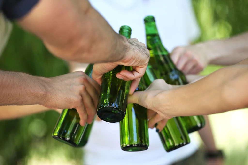 Polscy producenci piwa ostrzegają: jeśli system kaucyjny wejdzie w życie w 2025 r., to ulubiony napój alkoholowy Polaków może zdrożeć nawet o 10 zł za butelkę. Powodem mają być wysokie kary za to, że nie uda się zebrać odpowiedniej liczby butelek zwrotnych