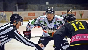 Hokeści GKS-u Tychy (białe koszulki) i Tauronu KH GKS-u Katowice zagrają w turnieju w Krakowie
