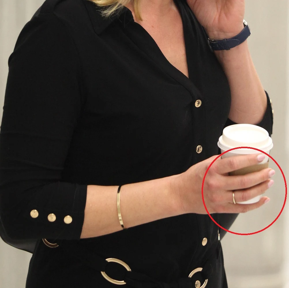 Czyżby to była obrączka ślubna? Czyżby to była obrączka ślubna?