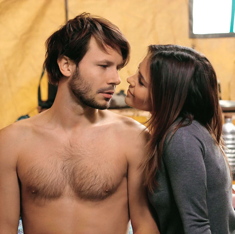 Sylwia (Edyta Herbuś) wepchnie się pijanemu Radkowi (Mateusz Banasiuk) do łóżka Sylwia (Edyta Herbuś) wepchnie się pijanemu Radkowi (Mateusz Banasiuk) do łóżka