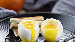 Lepiej jeść jajka na śniadanie czy na kolację? Odpowiedź zaskakuje