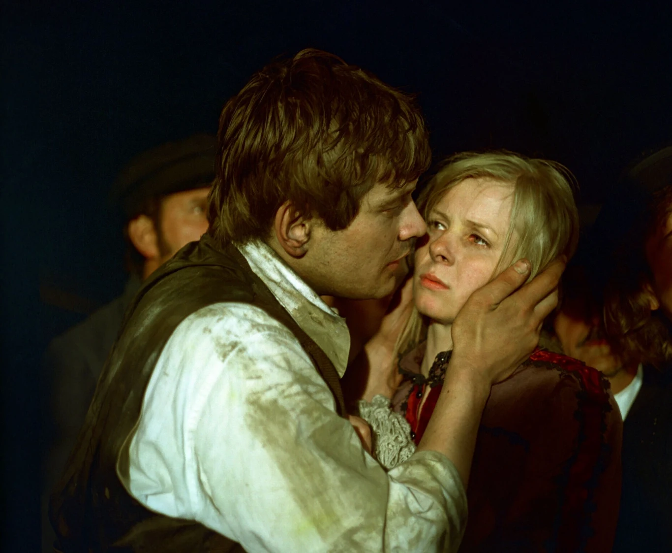 Jej kariera kwitła dzięki kolejnym rolom szlachcianek. Gdy wyjeżdżała do Wenecji, by kręcić sceny podróży poślubnej ze Stachem Połanieckim, myślała już tylko o Byczewskim. Od początku mieli partnerski układ - w stanie wojennym on stracił pracę (bo zakładał Solidarność w Ministerstwie Sprawiedliwości) i zajmował się domem. Odmówił podpisania lojalki, choć usłyszał: "A pana żona jest w ciąży, tak długo czekaliście na dziecko, a tu tyle wariatów na mieście. Podleci taki, kwasem solnym obleje. Nie boi się pan, że coś może się stać?".

Oboje zdecydowali, że pracować będzie p. Anna. Bojkot państwowych mediów trwał, zwróciła się więc ku drugiemu obiegowi, występom w kościołach, prywatnych domach. Jeździła po całym kraju, choć była już w drugiej, zagrożonej ciąży. "Lekarz mi kazał leżeć plackiem, a ja wędrowałam po Polsce z odczytami" - wspominała.

("Życie na Gorąco Retro")