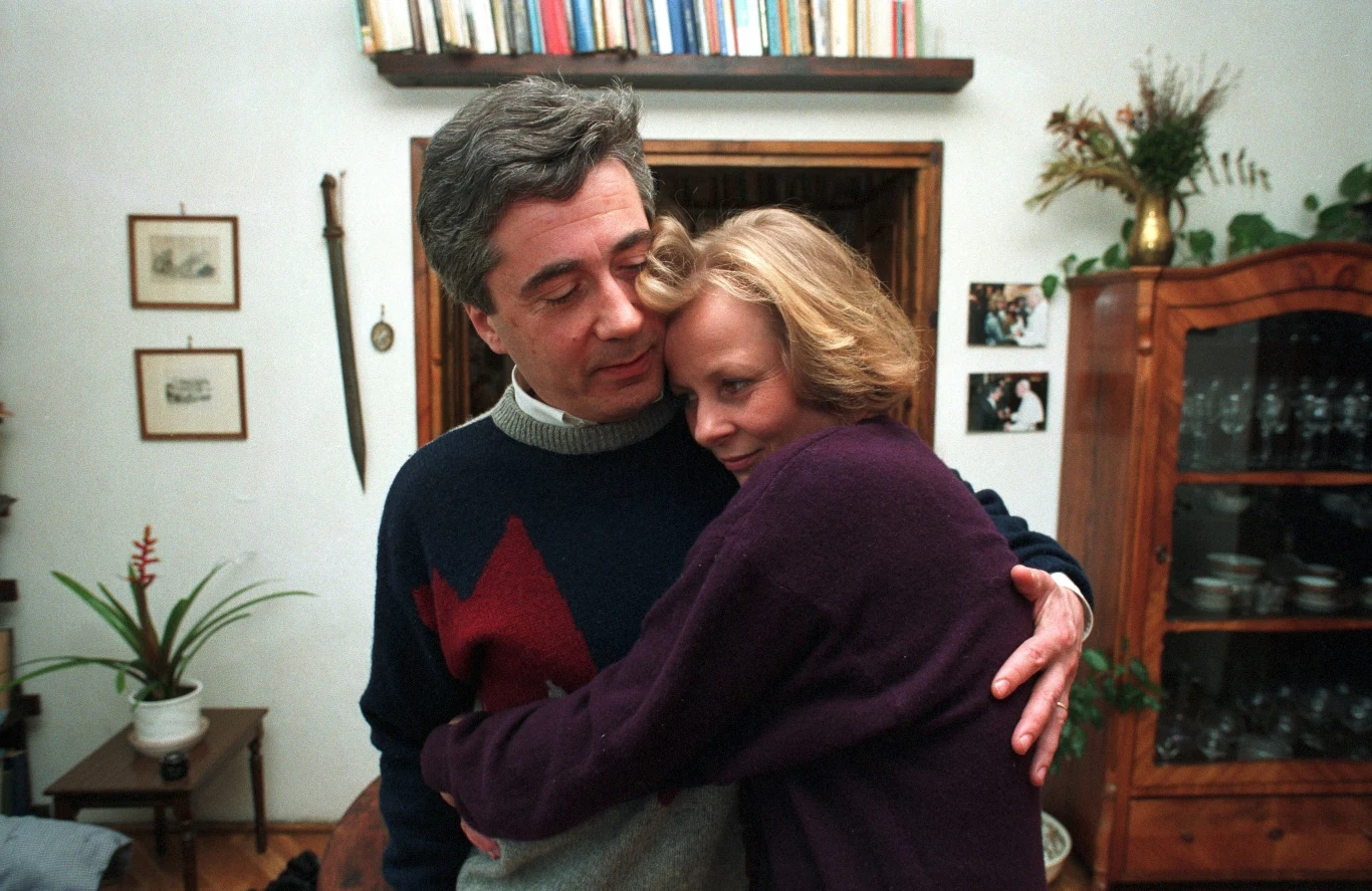 W 2002 roku Byczewski został ambasadorem Polski w Belgii. Pojechali całą rodziną. Bywało zabawnie, bo aktorka jako żona ambasadora była bezimienna - na zaproszeniach dla niej widniał napis "Madame Iwo Byczewski". Za to belgijska Polonia Byczewskiego nazywała: "nasz ambasador Połaniecki".

W 2007 r., po 6 latach, wróciła z mężem do Polski. "To nie jest tak, że się wraca do czegoś" - mówiła. Wszystko musiała poukładać na nowo. Nie było jej łatwo wrócić do aktorstwa. Nie miała dość tupetu, by sama narzucać się reżyserom, zabiegać o role. "Może istotnie powinnam urodzić się 100 lat wcześniej?" - mówiła. Ale zagrała w filmie "Mój rower". Za rolę w "Chce się żyć" pani Anna została nagrodzona Orłem za najlepszą drugoplanową rolę żeńską. Ale więcej interesujących propozycji nie było.

("Życie na Gorąco Retro")