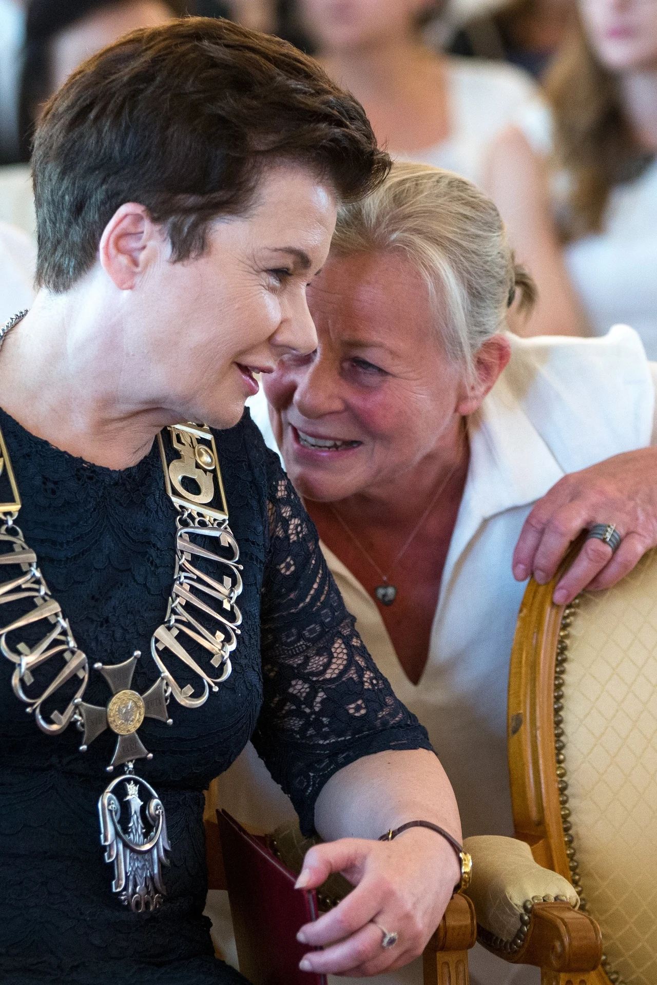 Nie siedziała jednak z założonymi rękami. Zajęła się pracą społeczną. Pracowała na rzecz Domu Aktora w Skolimowie, ale to jej nie wystarczało. "Przecież tyle można tu jeszcze zmienić!" - myślała. I niespodziewanie dla samej siebie zaangażowała się w politykę. Dziś już drugą kadencję jest radną Warszawy. To właśnie z powodu mandatu radnej nie pojechała z mężem w 2012 roku do Tunisu, gdy tam obejmował stanowisko ambasadora. Odwiedzała męża, kiedy tylko było to możliwe. Misja dyplomatyczna pana ambasadora skończyła się w lipcu 2016 r. Jego żony trwa. Jest przewodniczącą Komisji ds. Nazewnictwa Miejskiego.

("Życie na Gorąco Retro")