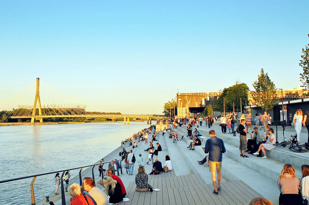 Bulwar Vistulan po zachodniej stronie Wisły w Warszawie. Promenada nad brzegiem Wisły