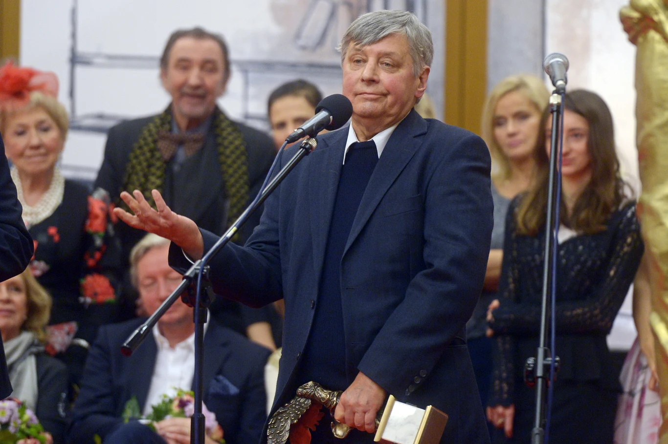 Mimo że w latach 90. wycofał się z aktywnej pracy w teatrze i filmie, oglądaliśmy go jeszcze w serialu "Samo Życie". W 2004 roku przeszedł udar mózgu. O doświadczeniu wychodzenia z choroby opowiadała autobiograficzna powieść "Ręka, noga, mózg na ścianie" (2006).