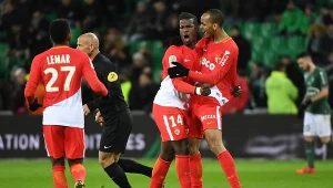 Piłkarze AS Monaco cieszą się ze zdobytej bramki w meczu z Saint-Etienne