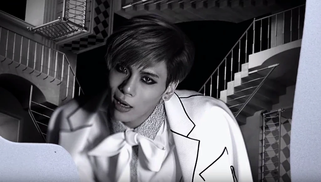 Jonghyun miał 27 lat (kadr z teledysku "Crazy") Jonghyun miał 27 lat (kadr z teledysku "Crazy")