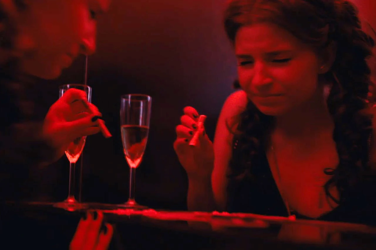 Jej misją w roli tajniaczki jest rozpracowanie szlaku przemytu narkotyków przez Grupę Mokotowską sterowaną przez Padrino (Bogusław Linda) – bossa stołecznego półświatka, dla którego ponad wszelką władzą i pieniędzmi najważniejsza jest córka o ksywie Futro (Julia Wieniawa). Jej misją w roli tajniaczki jest rozpracowanie szlaku przemytu narkotyków przez Grupę Mokotowską sterowaną przez Padrino (Bogusław Linda) – bossa stołecznego półświatka, dla którego ponad wszelką władzą i pieniędzmi najważniejsza jest córka o ksywie Futro (Julia Wieniawa).