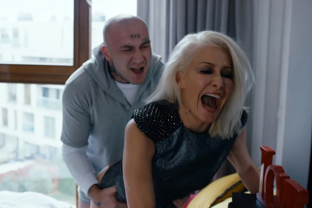 Podszywając się pod prostytutkę, oficer ABW zostaje kochanką Cienia. Misternie przemyślany plan komplikuje się, gdy w toku nieprzewidzianych zdarzeń w całą intrygę zostaje wmieszana żona Cienia - Anka (Katarzyna Warnke). Podszywając się pod prostytutkę, oficer ABW zostaje kochanką Cienia. Misternie przemyślany plan komplikuje się, gdy w toku nieprzewidzianych zdarzeń w całą intrygę zostaje wmieszana żona Cienia - Anka (Katarzyna Warnke).