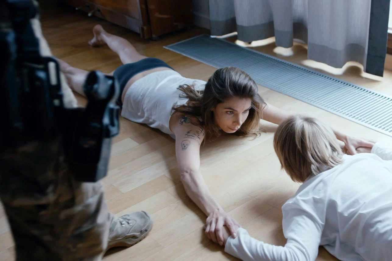 Ta z kolei manipulowana jest przez tajemniczą Nianię (Agnieszka Dygant). Wkrótce losy pięciu kobiet przecinają się w punkcie bez odwrotu, a wydarzenia z ich udziałem wstrząsają przestępczą mapą Warszawy.
"Kobiety mafii" trafią na ekrany kin 23 lutego 2018. Ta z kolei manipulowana jest przez tajemniczą Nianię (Agnieszka Dygant). Wkrótce losy pięciu kobiet przecinają się w punkcie bez odwrotu, a wydarzenia z ich udziałem wstrząsają przestępczą mapą Warszawy.
"Kobiety mafii" trafią na ekrany kin 23 lutego 2018.