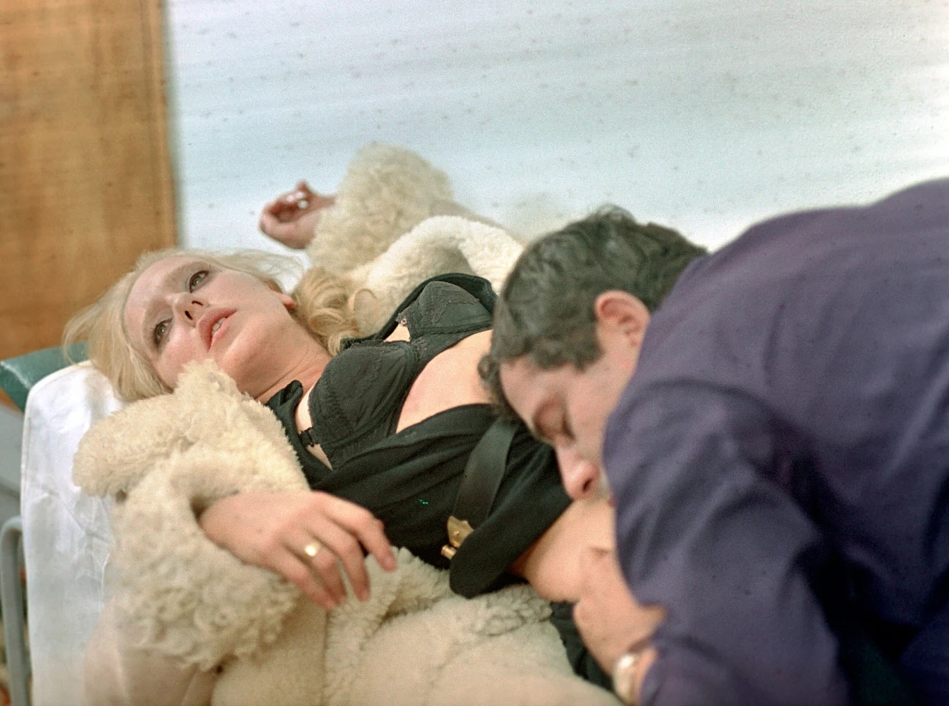 Komorowska zagrała również w: "Jak daleko stąd, jak blisko" (1971) Tadeusza Konwickiego, "Ocaleniu" Edwarda Żebrowskiego (1972) i w "Za ścianą" Zanussiego (1971). Za rolę w tym ostatnim - gdzie wykreowała postać samotnej i wrażliwej niedoszłej pani naukowiec - otrzymała nagrodę na festiwalu filmowym w San Remo.